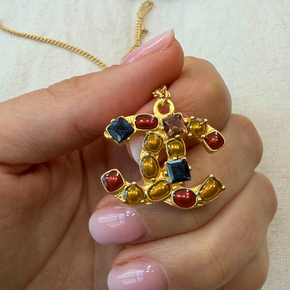 🍁✨CHANEL Gold-Tone CC Pendant Necklace with Multicolor Gem Accents - Picture 11 of 14